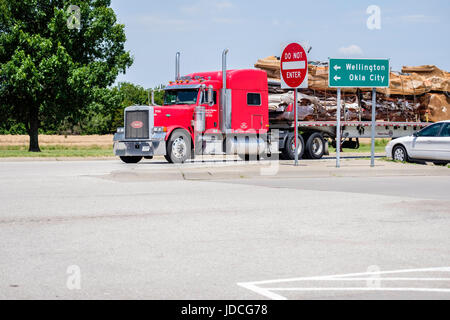 Ein semi-LKW schleppen zerdrückt Autos ziehen in Belle Plains, eine Raststätte auf i-35 südlich von Wichita, Kansas, USA. Stockfoto