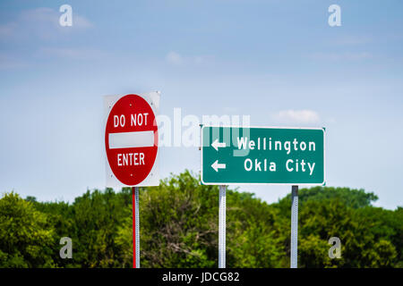 Geben Sie keine Straße Zeichen und ein Schild mit Pfeilen den Weg zu den Städten im Süden auf i-35.  Kansas, USA. Stockfoto