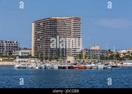 Hafen und Hotels im Dorf Palamos an der Costa Brava in Spanien Stockfoto