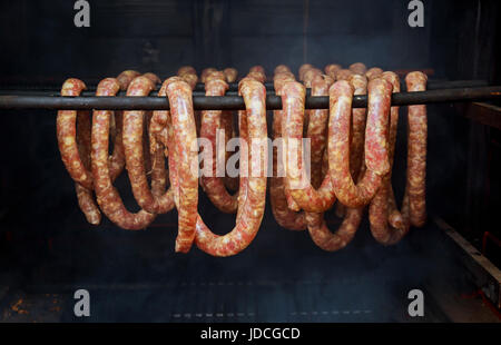 Wurst und Speck geräuchert in tonnenförmig Raucher Stockfoto