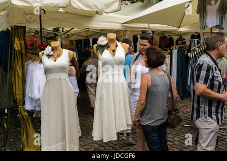 KORNELIMUENSTER, Deutschland, 18. Juni 2017 - Menschen durchsuchen die historische Messe der Kornelimuenster an einem sonnigen warmen Tag. Die Messe findet jährlich statt. Stockfoto