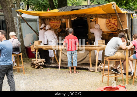 KORNELIMUENSTER, Deutschland, 18. Juni 2017 - Menschen durchsuchen die historische Messe der Kornelimuenster an einem sonnigen warmen Tag. Die Messe findet jährlich statt. Stockfoto