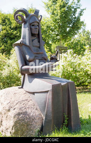 Nornan Statuen, Deutsch Götter des Schicksals. Werdani, Norn der Gegenwart – von Dr. Eckhard Hermann, Althüttendorf, Barnim, Brandenburg, Deutschland Stockfoto