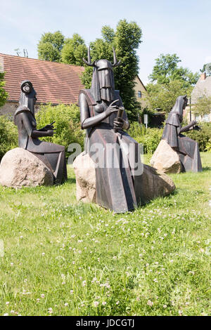 Nornan Statuen. Deutsche Götter des Schicksals von Dr. Eckhard Hermann, Althüttendorf, Barnim, Brandenburg, Deutschland Stockfoto