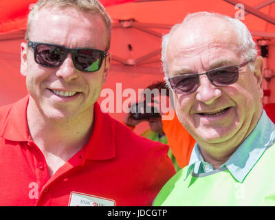 Birmingham, England, 11. Juni 2017.  Sir Chris Hoy posiert mit Phil Hutchinson an der Birmingham CityRide-Veranstaltung Stockfoto