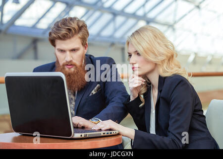 Geschäft paar gemeinsam am Projekt im modernen Büro Stockfoto