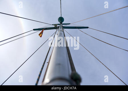 Mast der Segelyacht gegen bewölktem Himmel Stockfoto