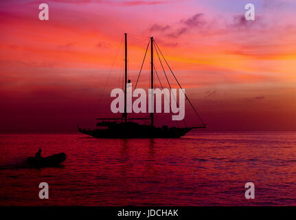 Segelyacht in Cala Saona in Formentera während den farbenprächtigen Sonnenuntergang. Idyllische Landschaft. Balearischen Inseln. Spanien Stockfoto