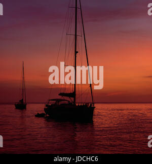 Segelyacht in Cala Saona in Formentera während den farbenprächtigen Sonnenuntergang. Idyllische Landschaft. Balearischen Inseln. Spanien Stockfoto