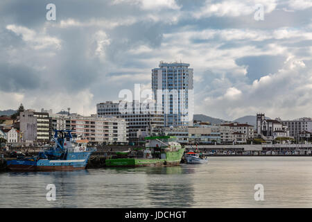 Strandpromenade Ponta Delgada mit dem Hafen. Ponta Delgada auf der Insel Sao Miguel ist die Hauptstadt der Azoren. Stockfoto