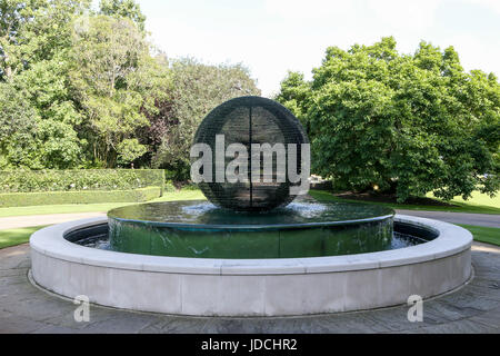 London, Großbritannien. 12 Juni, 2017. Brunnen in Hurlingham Club. Stockfoto