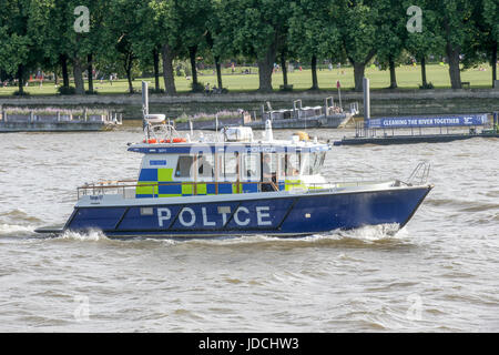 Themse, London, UK. Marine Polizei Einheit Patrouillenboot auf Themse im Wandsworth Park. Stockfoto