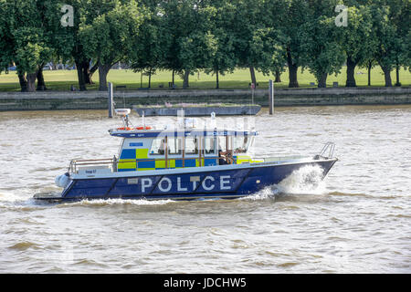 Themse, London, UK. Marine Polizei Einheit Patrouillenboot auf Themse im Wandsworth Park. Stockfoto