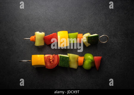 Vegane Spieße auf dem Tisch, von oben Stockfoto