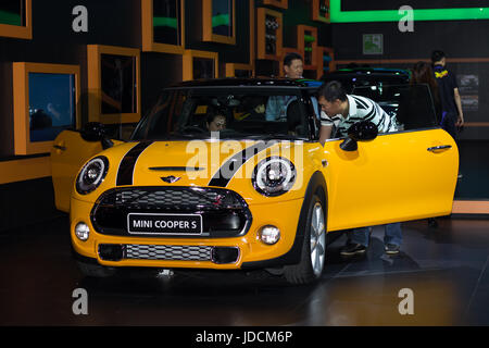 Bangkok, Thailand - 28. März 2014: MINI Cooper neues Modell in Bangkok Motor Show 2014 vorgestellt Stockfoto