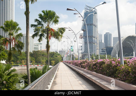 Fußgängerzone Teil der Brücke Esplanade Drive über Singapore river Stockfoto