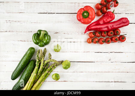 Grün und rot, die frisches Gemüse der Saison auf Holztisch Hintergrund mit weißer Raum kopieren Stockfoto