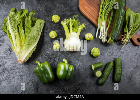 verschiedene grüne frisches Gemüse der Saison auf schwarzen Top Tabellenhintergrund Stockfoto