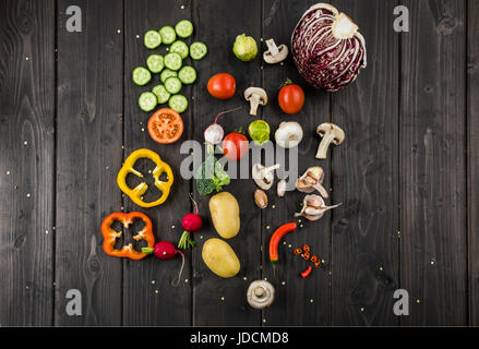 Draufsicht auf frischem Gemüse der Saison auf rustikalen hölzernen Hintergrund Stockfoto