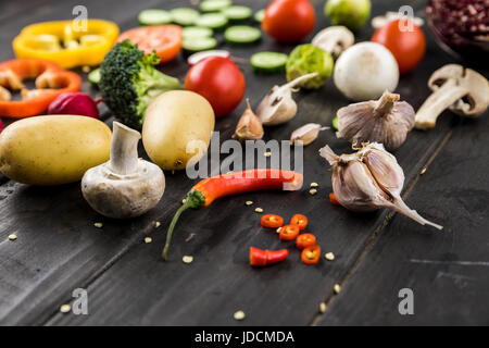 Nahaufnahme von frischem Gemüse der Saison auf Holztisch Hintergrund Stockfoto