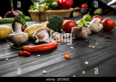 Nahaufnahme von frischem Gemüse der Saison auf Holztisch Hintergrund Stockfoto