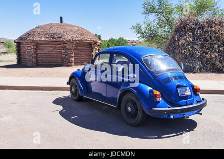 Blaue Touristen Auto und Navajo Wohnstatt in der Nähe von Besucherzentrum, Canyon de Chelly National Monument, Arizona, USA Stockfoto