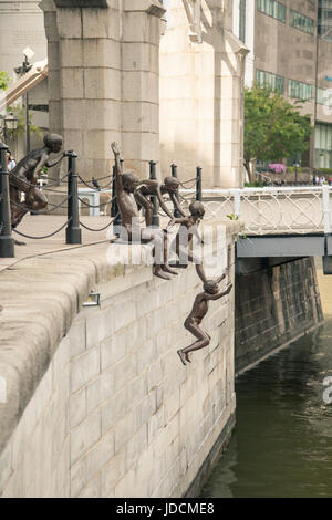 Skulptur von Kindern im Wasser springen genannt The First Generation, Singapur Stockfoto