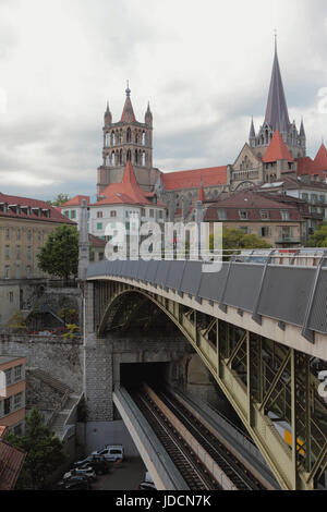 Doppel-Ebene Brücke und Stadt. Lausanne, Schweiz Stockfoto
