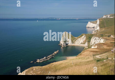 Mann o Krieg Bucht, in der Nähe von Durdle Door und die Ansicht West entlang der Jurassic Coast, Dorset, Großbritannien, von Hambury Tout Stockfoto