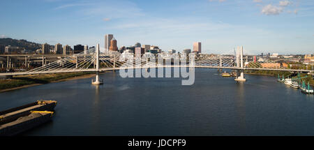 Die neueste Brücke über Portland berühmte Flussufer Stockfoto