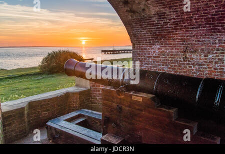 Sonnenaufgang über Canon in Fort Victoria yarmouth Isle of Wight. Stockfoto