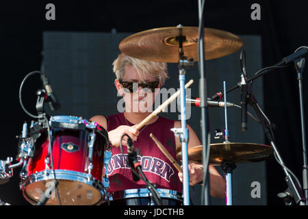 Thornhill, Scotland, UK - 27. August 2016: Drummer Cat Myers des schottischen Duos Honeyblood, die live auf der Hauptbühne auf elektrische Felder Stockfoto