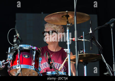 Thornhill, Scotland, UK - 27. August 2016: Drummer Cat Myers des schottischen Duos Honeyblood, die live auf der Hauptbühne auf elektrische Felder Stockfoto