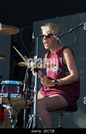 Thornhill, Scotland, UK - 27. August 2016: Drummer Cat Myers des schottischen Duos Honeyblood, die live auf der Hauptbühne auf elektrische Felder Stockfoto