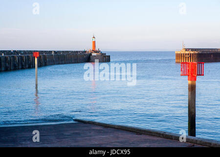 Watchet Hafen und roten Leuchtturm. Die Hafeneinfahrt zu Watchet auf der North Somerset Küste, England, UK Stockfoto