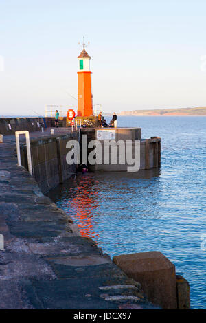 Watchet Hafen und roten Leuchtturm. Die Hafeneinfahrt zu Watchet auf der North Somerset Küste, England, UK Stockfoto