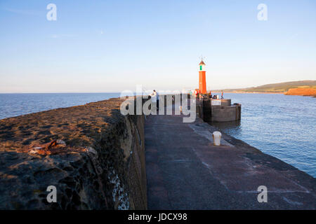 Watchet Hafen und roten Leuchtturm. Die Hafeneinfahrt zu Watchet auf der North Somerset Küste, England, UK Stockfoto