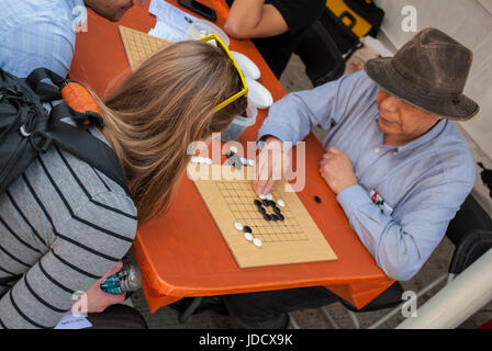 Chinesische Spiel Go, gespielt auf der Straße Stockfoto