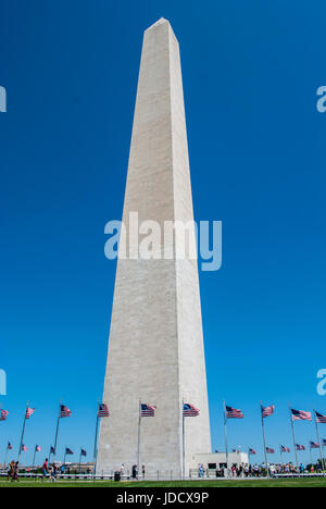 Stehen unter dem Washington Monument in Washington, D.C. Stockfoto