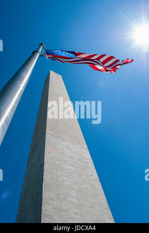 Stehen unter dem Washington Monument in Washington, D.C. Stockfoto