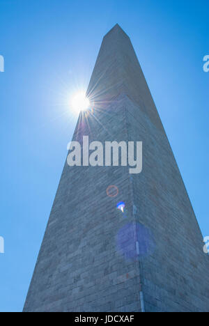 Stehen unter dem Washington Monument in Washington, D.C. Stockfoto