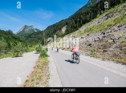 Fahrradweg zwischen Italien (Innichen - San Candido) und Österreich (Lienz). Fahrräder gehen durch die Natur ohne Auto. Stockfoto