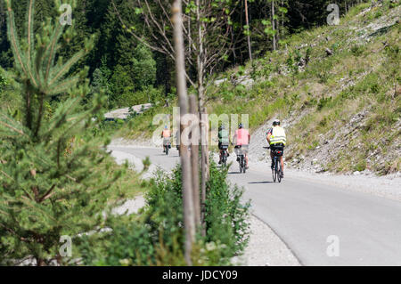 Fahrradweg zwischen Italien (Innichen - San Candido) und Österreich (Lienz). Fahrräder gehen durch die Natur ohne Auto. Stockfoto