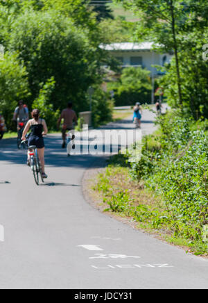 Fahrradweg zwischen Italien (Innichen - San Candido) und Österreich (Lienz). Fahrräder gehen durch die Natur ohne Auto. Stockfoto