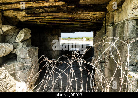 Blick aus dem Inneren eines deutschen Bunkers auf der Pointe Du Hoc, Normandie, Frankreich Stockfoto