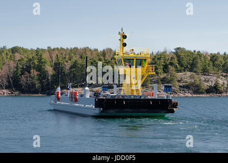 kleine Fähre geht die Maschine von einem Ufer zum anderen Stockfoto