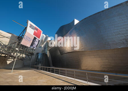 Bilbao, Spanien - 4. Januar 2017: Eingang des Guggenheim Museum am 4. Januar 2017 in Bilbao, Baskenland, Spanien. Stockfoto