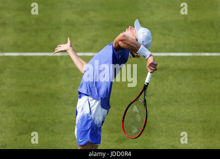 Kanadas Denis Shapovalov in Aktion beim ersten Tag der 2017 AEGON Championships im Queen Club, London. Stockfoto