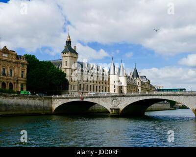 Conciergerie entlang Seine. Paris, Frankreich Stockfoto