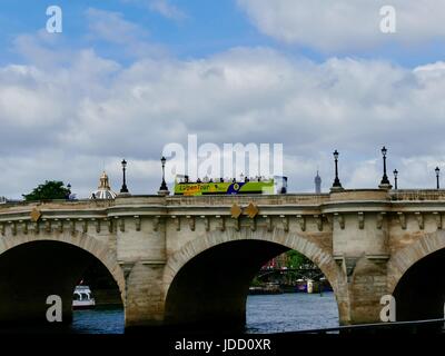 Open Top Touristenbus überqueren Pont Neuf über die Seine im Juni. wie aus dem Parc Rives de Seine gesehen. Paris, Frankreich Stockfoto